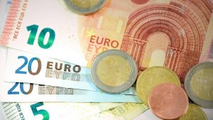 Soldi, denaro in banconote e monete di Euro