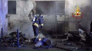 Incendio ospedale di Tivoli, un vigile del fuoco al lavoro