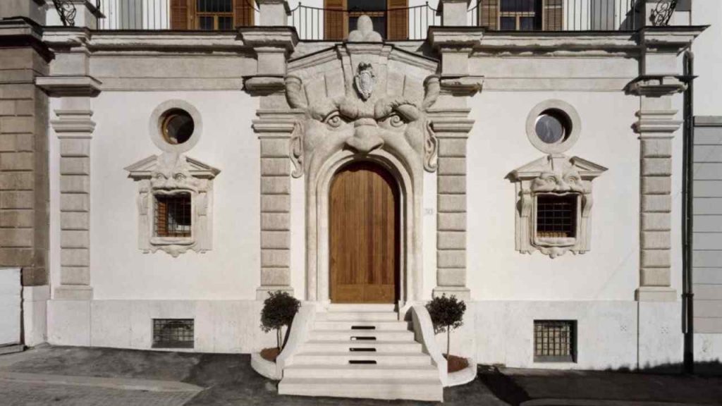 Palazzo Zuccari di Roma, Casa dei mostri