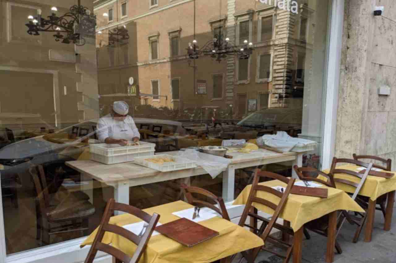 En el escaparate hay chefs preparando incansablemente pasta fresca: si estás en Roma, definitivamente deberías comer aquí