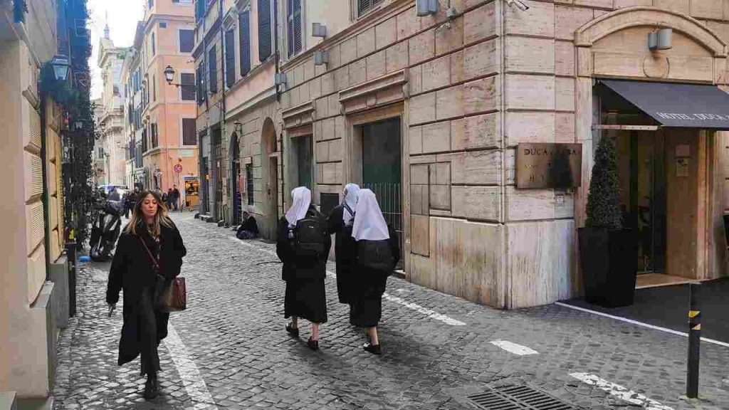 Suore a passeggio nel centro di Roma
