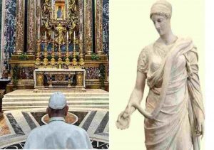 Papa Francesco in ginocchio davanti l'altare