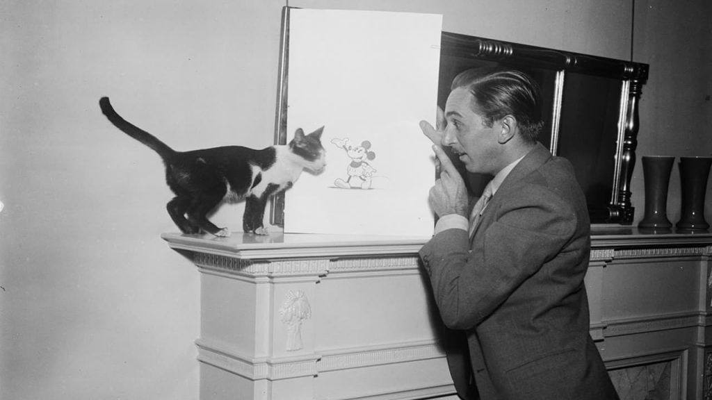 Walt Disney con un disegno di Topolino