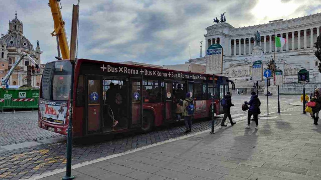 Autobus, fermata a piazza Venezia (Roma)