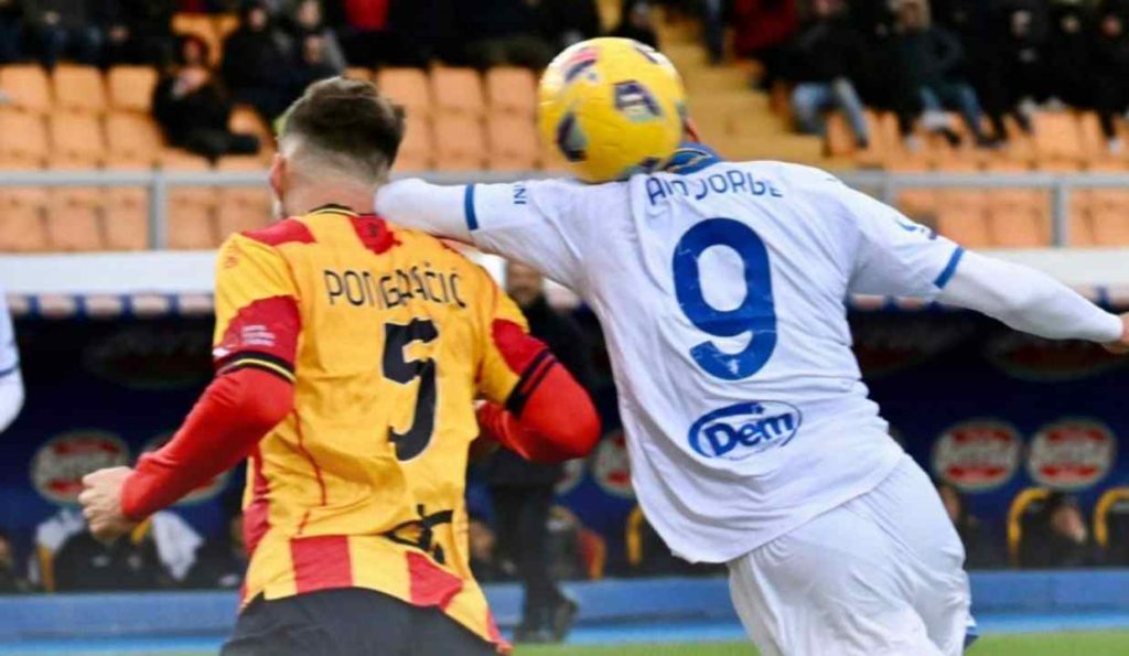 Un'azione di gioco nella partita di calcio di serie A tra Lecce e Frosinone