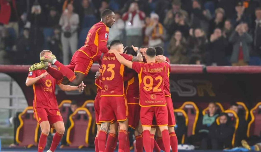 Esultanza dei giocatori della Roma nella partita di calcio di serie A contro il Napoli