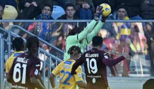 Giocatori di calcio si contendono il pallone nella partita di serie A tra Frosinone e Torino