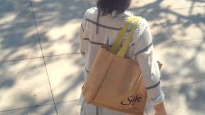 Donna con borsone a passeggio