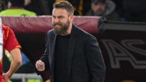 Daniele De Rossi carica la squadra nella partita di calcio di serie A Roma-Hellas Verona