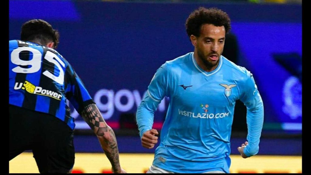 Felipe Anderson contrastato da Bastoni nella partita di calcio di Supercoppa italiana tra l'Inter e la Lazio