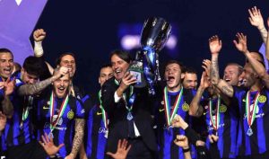Simone Inzaghi alza la Supercoppa Italiana