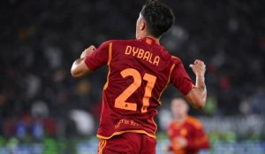Il giocatore di calcio Dybala della Roma esulta dopo il gol nella partita di serie A contro l'Atalanta