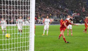 Rigore della Roma nella partita di calcio di Coppa Italia contro la Cremonese