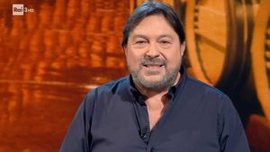Il giornalista Sigfrido Ranucci mentre conduce Report su Rai 3