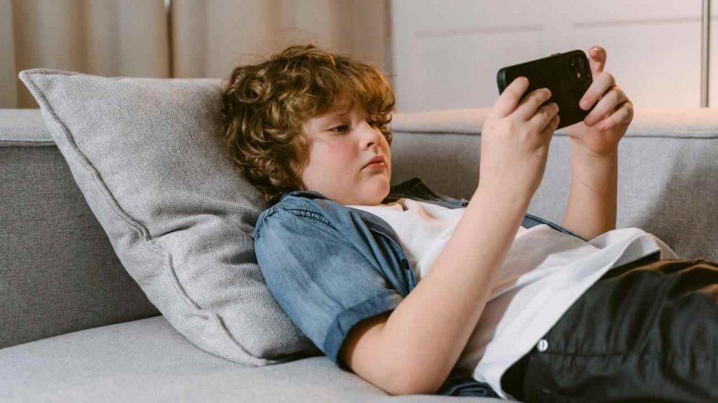 Bambino con smartphone