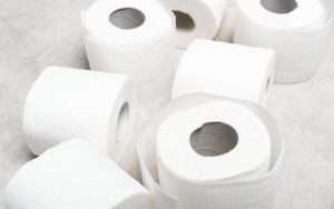 Quale è il verso corretto della carta igienica?