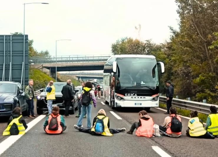 Eco-vandali di Ultima Generazione bloccano il traffico come la rivolta dei trattori