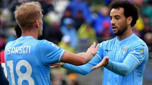 Isaksen e Felipe Anderson si complimentano per la buona prestazione contro il Cagliari nella partita di calcio di serie A