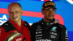 Lewis Hamilton insieme a Frederic Vasseur, team principal della Ferrari