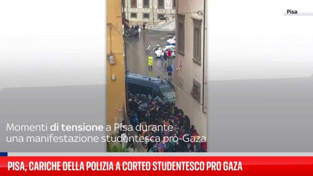 Polizia con manganelli a Pisa