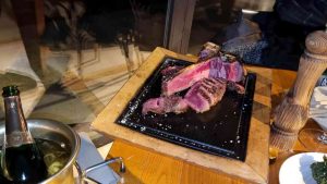 Una bistecca alla griglia servita a un ristorante