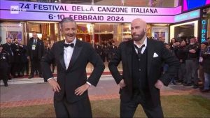 Sanremo 2024, il qua qua di Fiorello e John Travolta