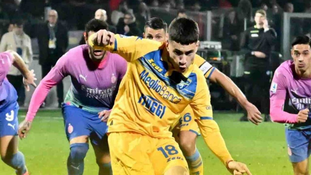 Soulè in azione nella partita di calcio di serie A tra Frosinone e Milan