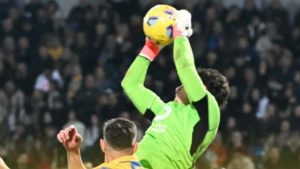 Svilar blocca il pallone nella partita di calcio di serie A tra Frosinone e Roma