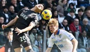 Due giocatori nella partita di calcio di serie A tra Juventus e Frosinone