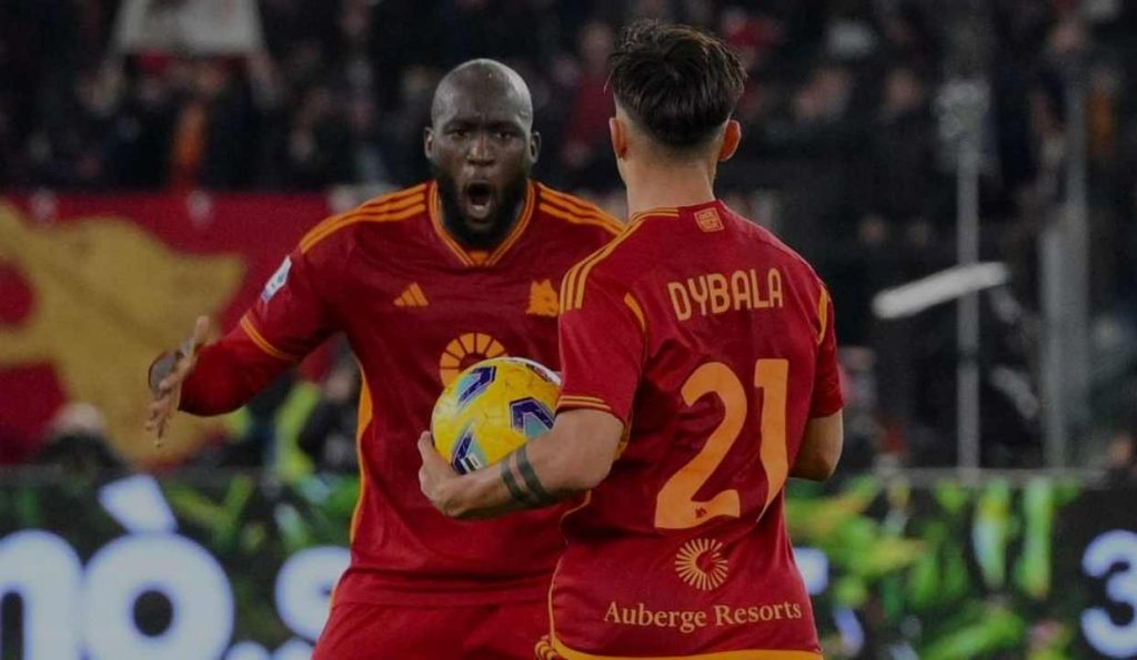 Lukaku e Dybala durante la partita di calcio di serie A tra Roma e Cagliari