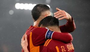 Giocatori della Roma si abbracciano nella partita di calcio di serie A contro l'Inter