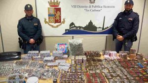 Poliziotti con la droga sequestrata al Trullo di Roma