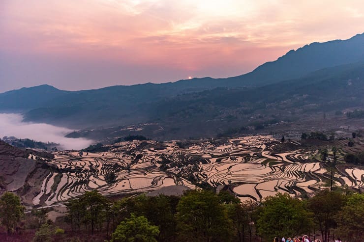 Alba presso le Terrazze di riso di Duoyishu, Cina, il giorno dell’equinozio di primavera