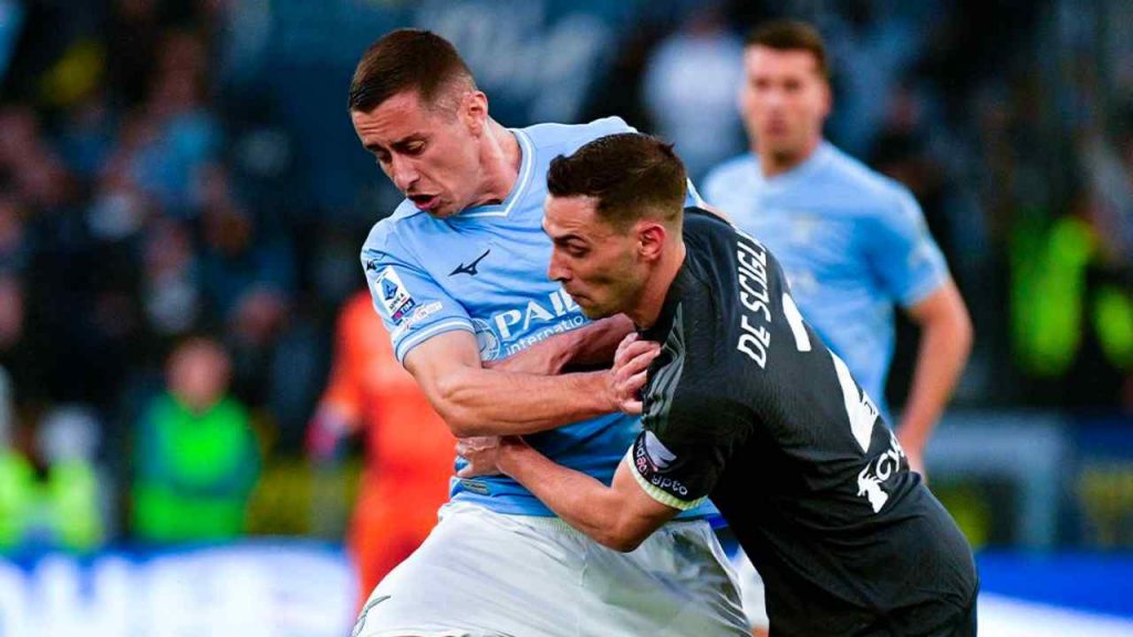 Marusic e De Sciglio si contendono il pallone durante il gioco nella partita di calcio tra Lazio e Juventus