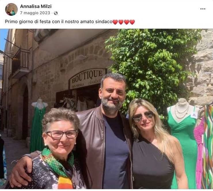 Screenshot del post con la foto del Sindaco di Bari Antonio Decaro accanto a due parenti del boss Antonio Capriati