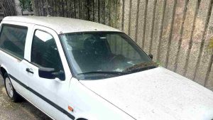 Cimtero Verano di Roma, auto parcheggiata davanti alle tombe