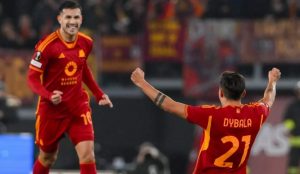 Giocatori della Roma esultano per il gol durante la partita di calcio di Europa League contro il Brighton