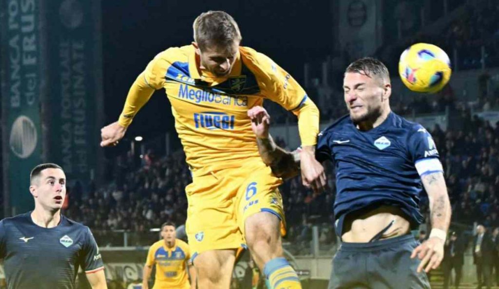 Un'azione di gioco nella partita di calcio di serie A tra Frosinone e Lazio