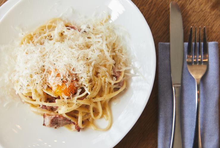 Carbonara, una ricetta originale prevedeva l'aglio