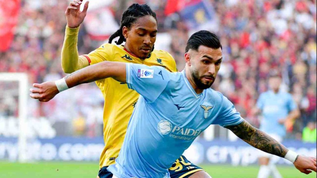 Castellanos fronteggiato da Spence durante un'azione offensiva della Lazio nella partita di calcio di Serie A contro il Genoa