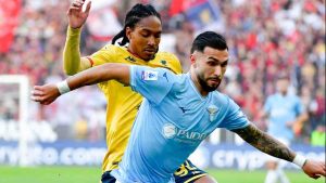 Castellanos fronteggiato da Spence durante un'azione offensiva della Lazio nella partita di calcio di Serie A contro il Genoa