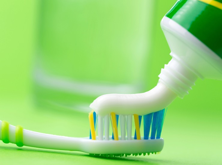 Il dentifricio ha diverse funzioni ed è in tante formulazioni - romait.it Depositphotos