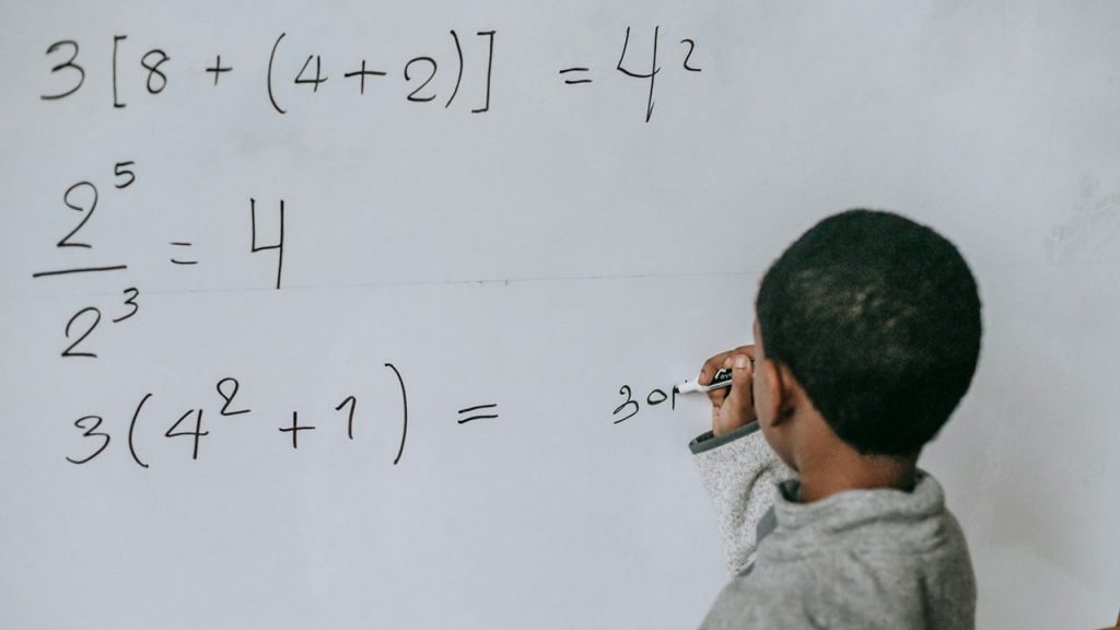 L’ideologia woke e l’algebra “razzista”