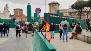 Piazza Venezia a Roma, turisti e cantieri