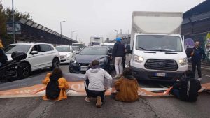 Eco-vandali di Ultima Generazione bloccano il traffico a Bologna, clima