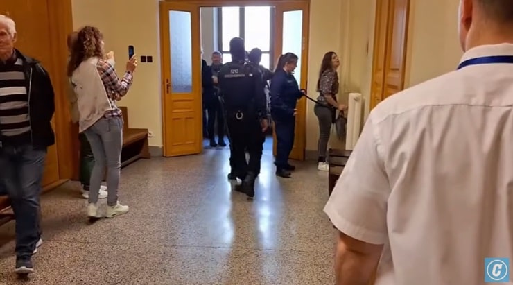 Ilaria Salis in manette e catene al tribunale di Budapest