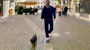 Matteo Gazzini a passeggio con il cane