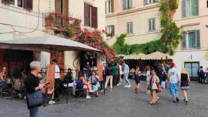 Roma, rione Monti, tavolini all'aperto