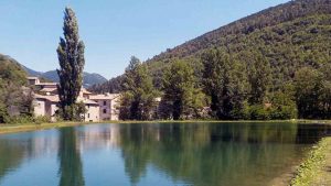 Il lago di Rio Freddo nel versante orientale del Monte Cucco