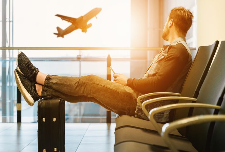 Viaggiatore in aeroporto